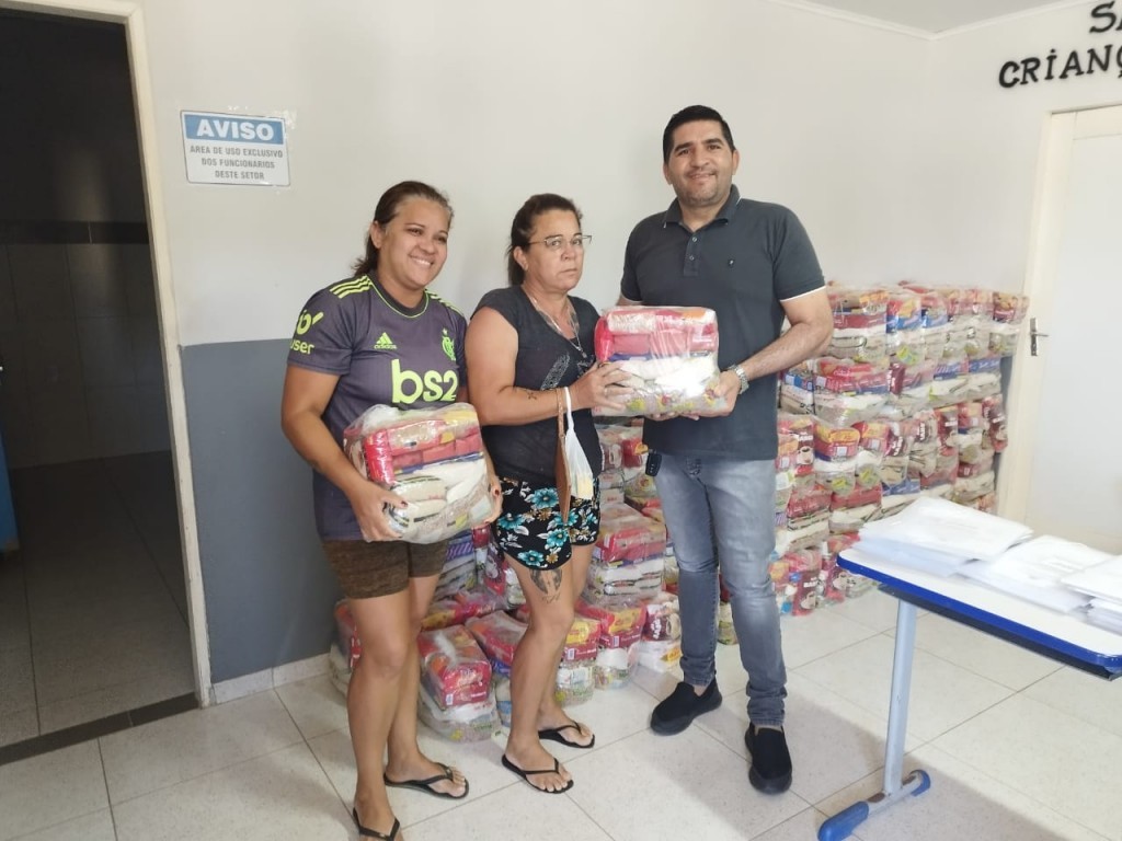 Prefeitura de Nova Floresta realiza entrega de cestas básicas.