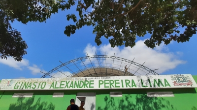 Prefeito Jarson acompanha início da substituição da cobertura metálica no Ginásio Alexandre Pereira Lima