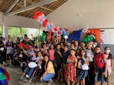 Prefeitura realiza entrega kits às crianças nas escolas da rede municipal de ensino.