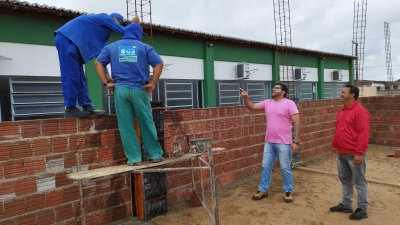 Prefeito Jarson acompanha obras de construção de Auditório anexo à Escola Delane Santos