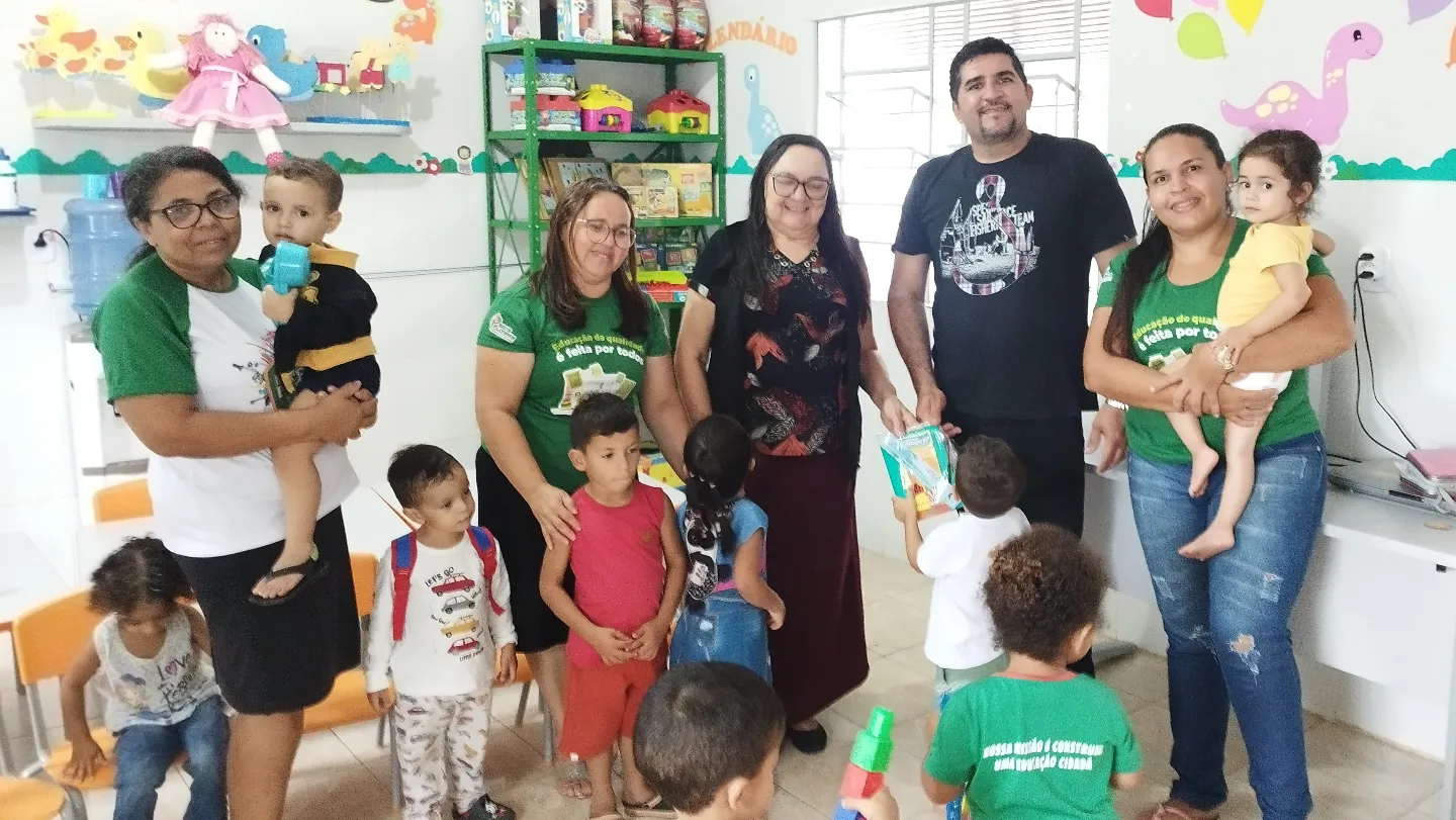 Alunos da Rede Municipal de Ensino recebem kits escolares