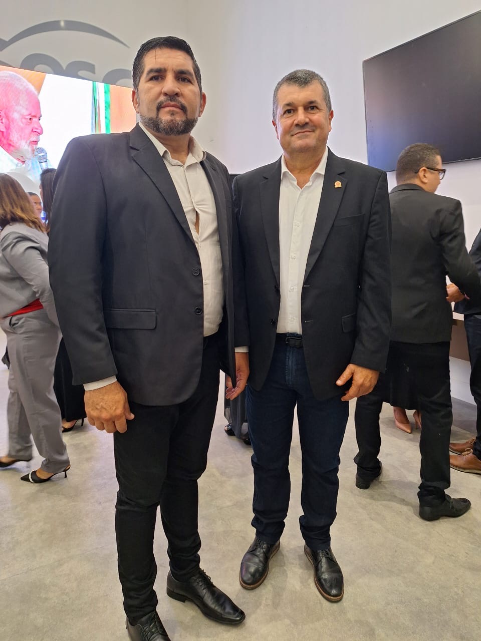 O prefeito Jarson Santos recebe premiação do Band Cidades Excelentes