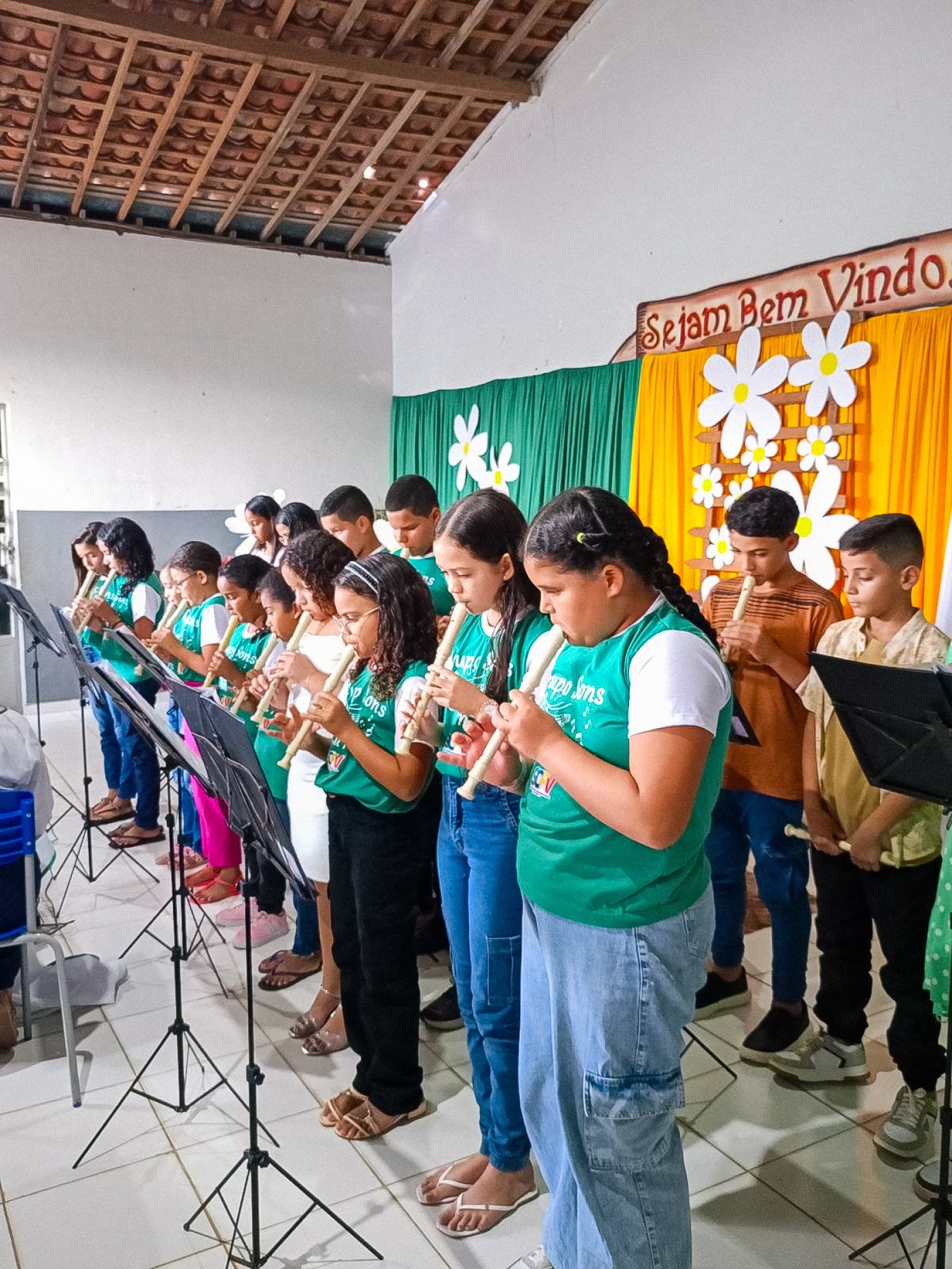 Chá dos Avós emociona usuários do SCFV com homenagens e música