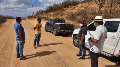 Engenheiro realiza vistoria para avaliação de projeto de pavimentação na Caatinga