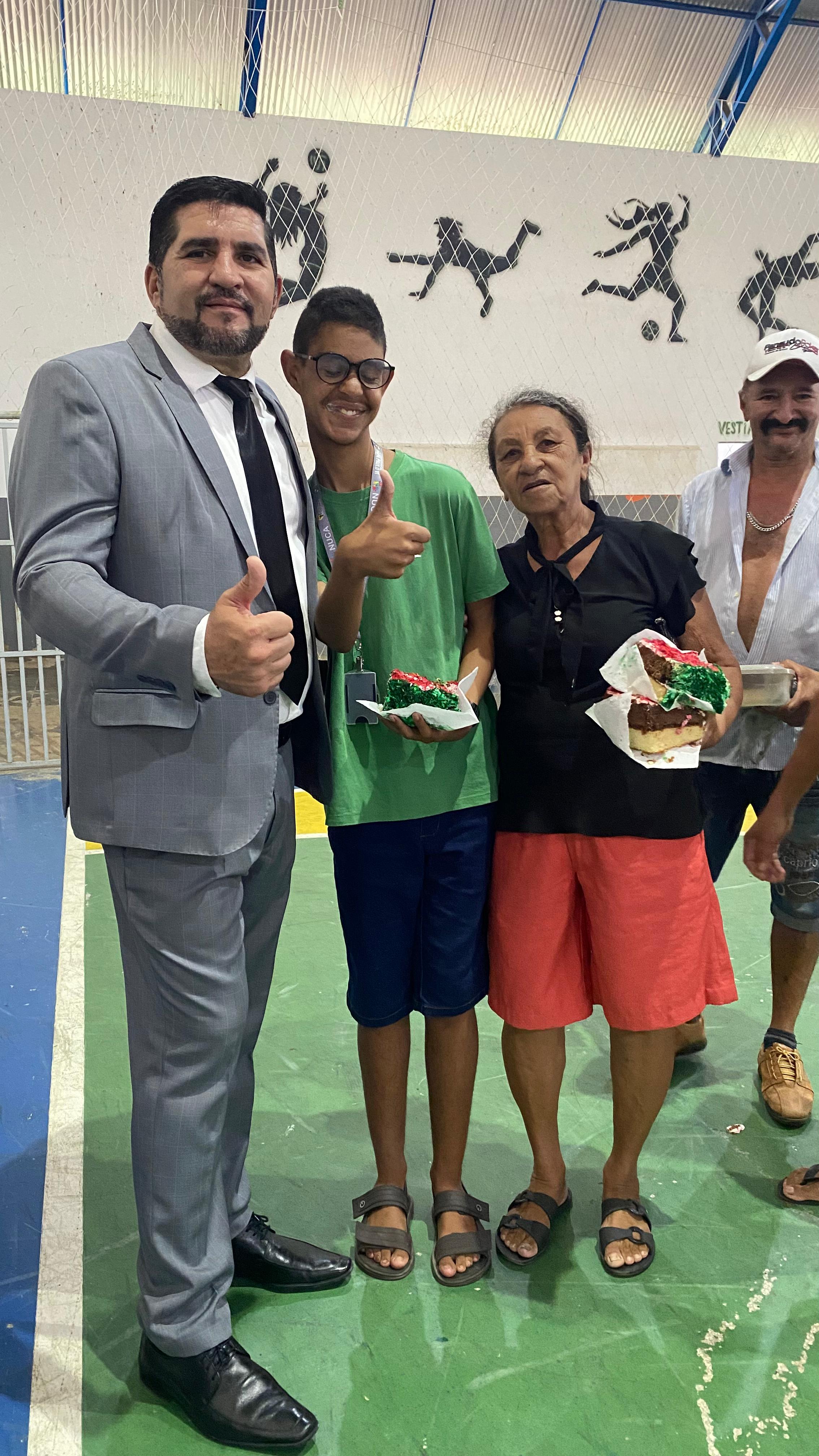 Hasteamento das Bandeiras e o Bolo de Emancipação