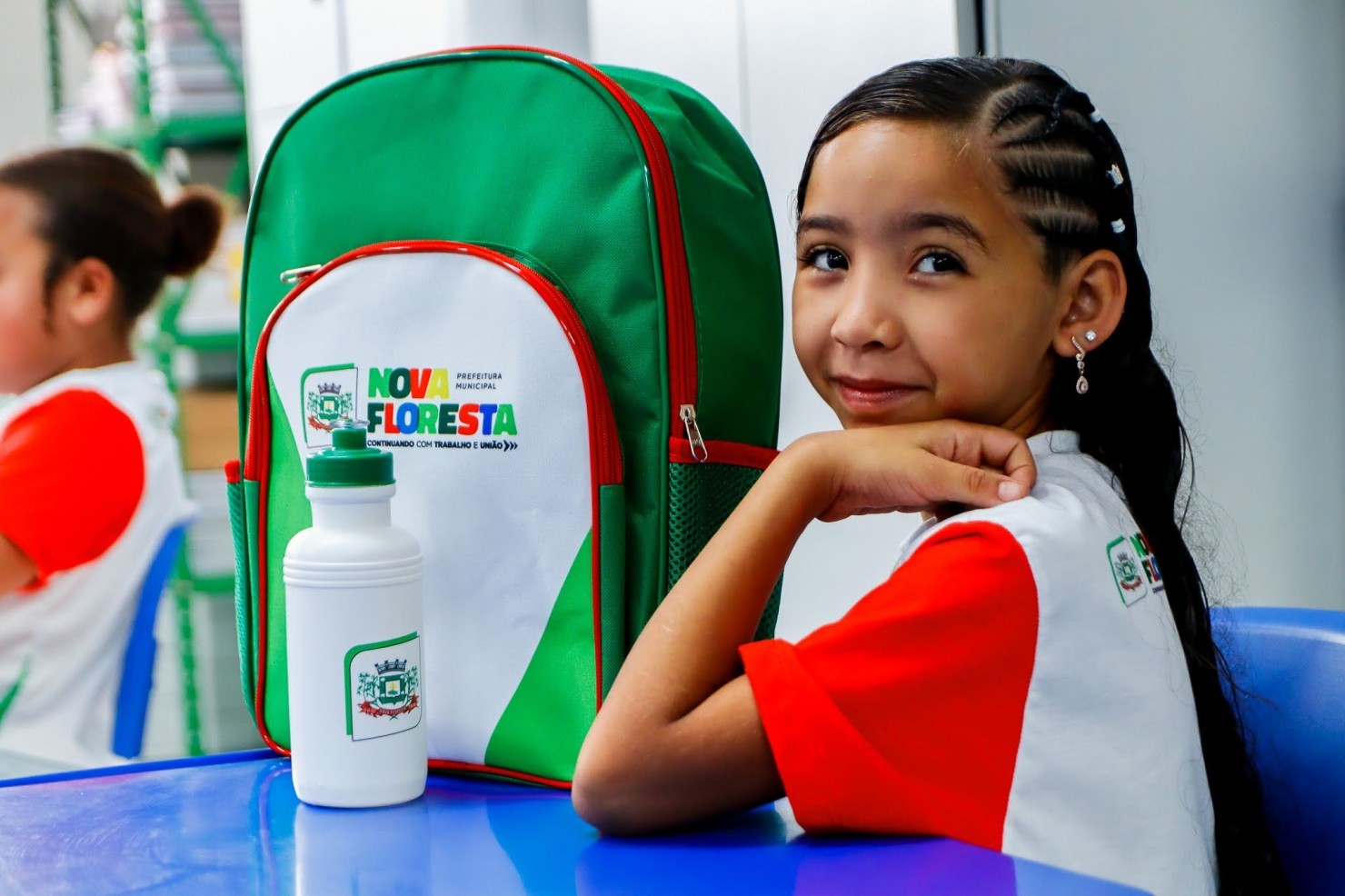 Prefeitura de Nova Floresta inicia distribuição de mais de 1.600 kits escolares para alunos da rede municipal