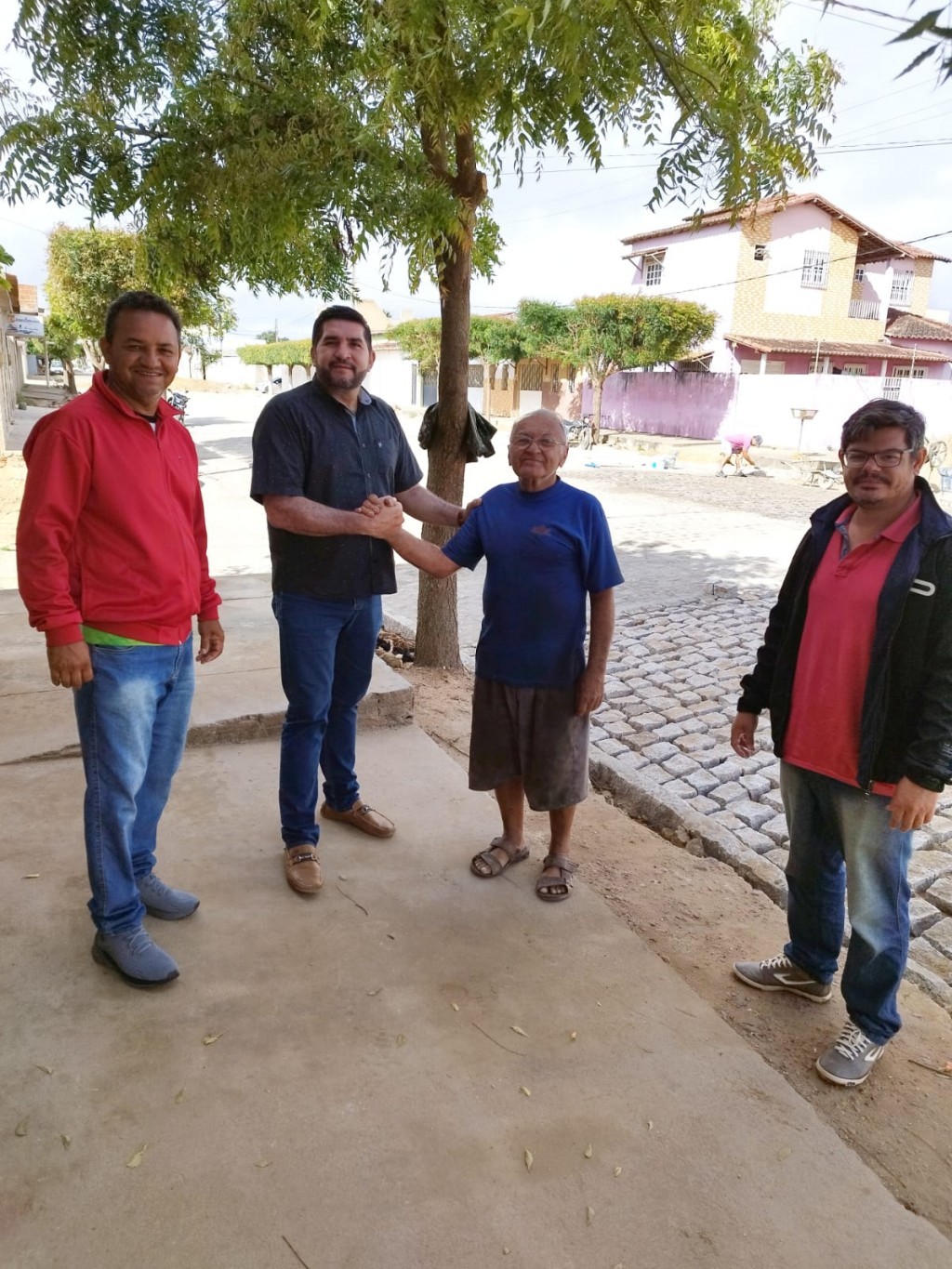 Prefeito Jarson acompanha obras de pavimentação na Rua 06 de Junho