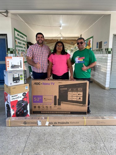 Prefeito Jarson Santos realiza entrega de equipamentos para os auditórios das Escola Municipais
