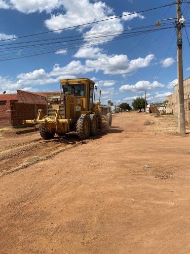Prefeito Jarson Santos acompanha o inicio de mais uma obra de terraplanagem para pavimentação em paralelepípedo.