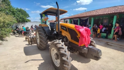 Prefeito Jarson realiza entrega de trator agrícola para comunidade rural