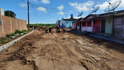 Prefeito Jarson acompanha obras de pavimentação de trecho da rua João Nilo Dantas