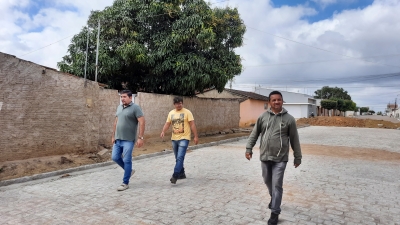 Prefeito Jarson visita e realiza medições em obras de pavimentação de ruas