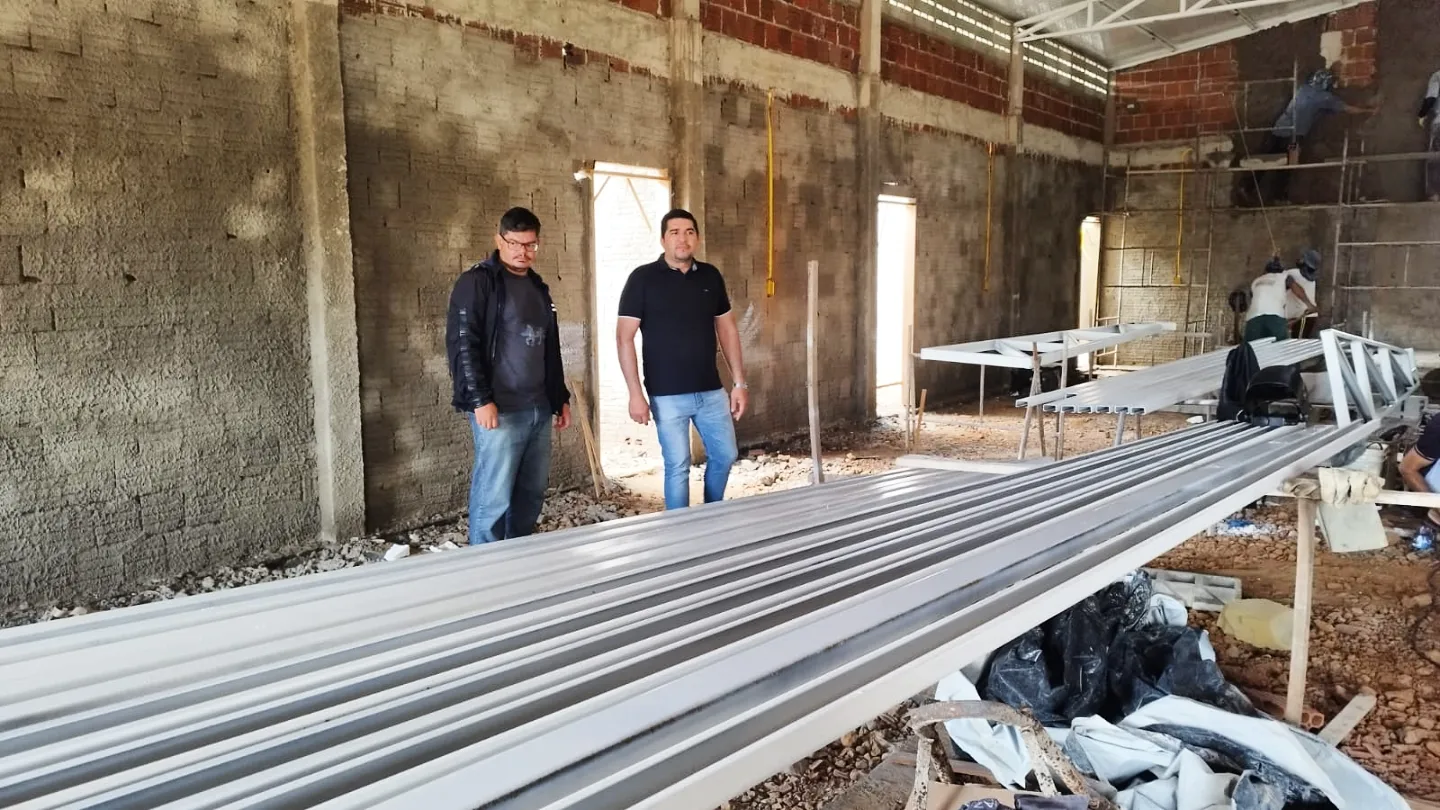 Prefeito Jarson acompanha obras de construção de nova creche