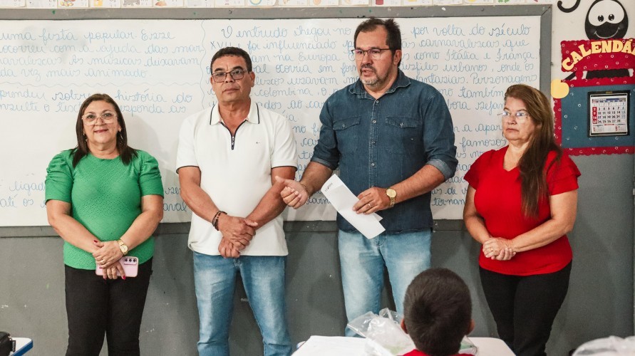 Prefeito Iran Santos e secretário de Educação entregam materiais escolares para estudantes da rede municipal