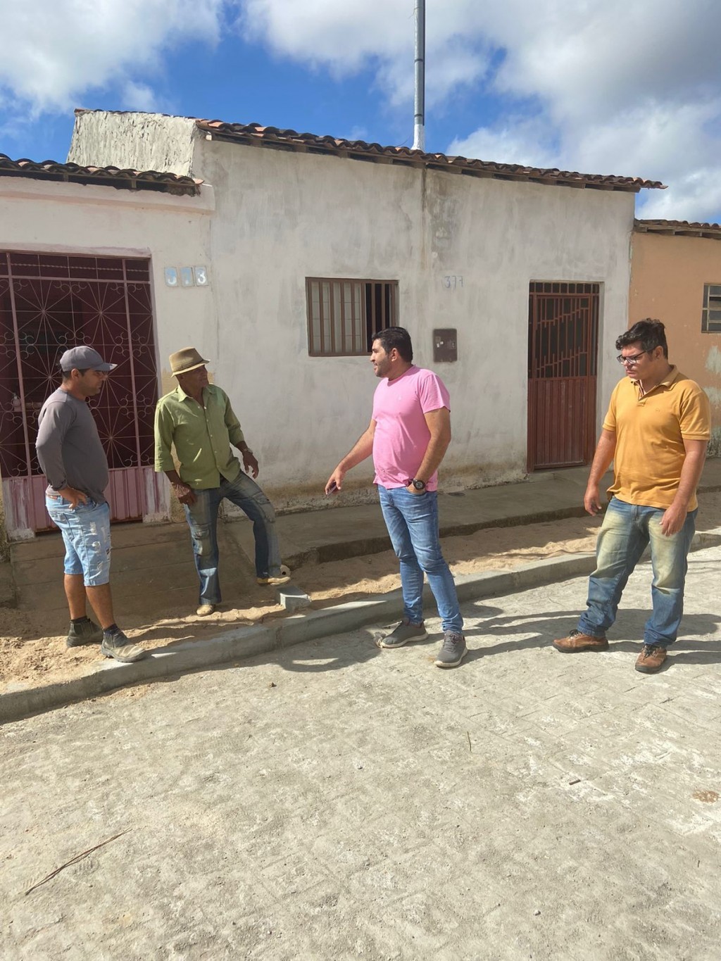 Prefeito Jarson Santos vistoria conclusão de mais uma obra de pavimentação em paralelepípedo.