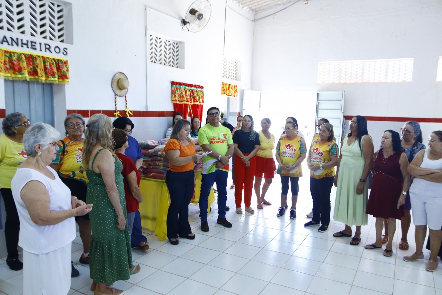 Idosas do CRAS recebem figurinos para apresentações juninas da programação de emancipação política