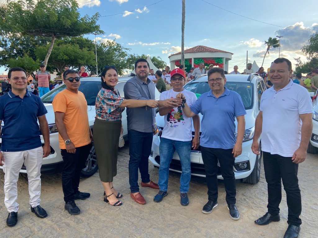 Prefeitura de Nova Floresta realiza entrega de novos veículos e assinatura de novas ordens de serviço.