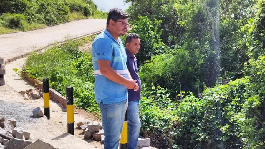 Prefeito Jarson acompanha obras na ladeira da Pedra D'água