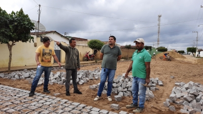 Prefeito Jarson visita e realiza medições em obras de pavimentação de ruas